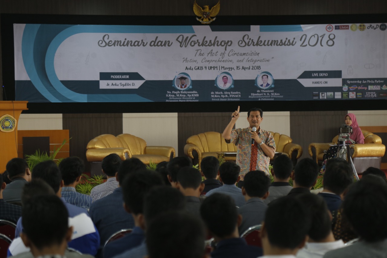 Pemberian materi tentang dasar Sirkumsisi oleh salah satu pemateri dr. Thontowi Djauhari N. S., M.Kes